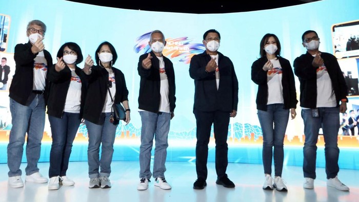 Dirut Bank Mandiri Darmawan Junaidi (kiri) dan Wadirut Bank Mandiri Alexandra Askandar (kanan) sedang mendengarkan penjelasan seorang general banker saat seremoni cabang digital yang baru saja diresmikan di Bintaro, Tangerang Selatan, Jumat (29/7). Bank Mandiri melanjutkan transformasi digital dengan menghadirkan 241 cabang digital (smart branch) secara serentak di seluruh Indonesia melalui inovasi cabang yang didesain untuk dapat mengakomodir kebutuhan nasabah berdasarkan tingkat adopsi digital dengan mengintegrasikan digital channel (livin' dan kopra) dan self service machine.