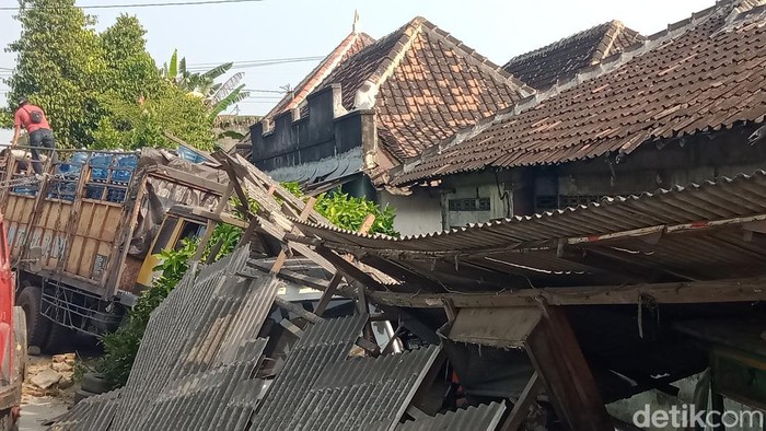 Truk muatan galon air mineral menabrak rumah di jalan Pakis-Daleman, Wonosari, Klaten, Sabtu (30/7/2022).