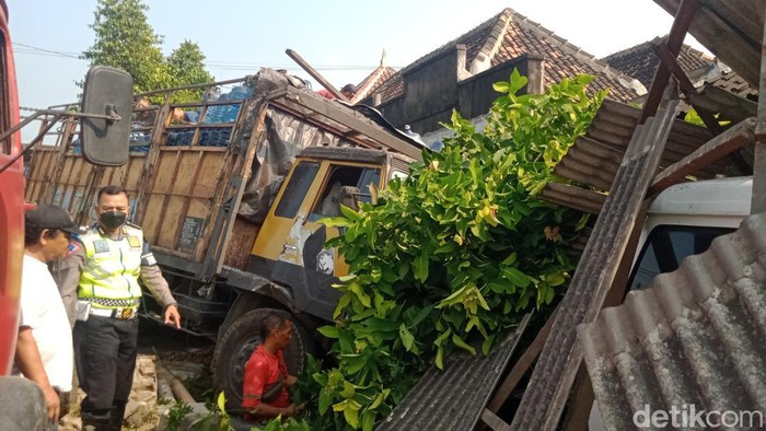 Truk muatan galon air mineral menabrak rumah pascakecelakaan karambol di jalan Pakis-Daleman, Wonosari, Klaten, Sabtu (30/7/2022).