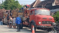 Kecelakaan ini melibatkan truk tronton muatan galon, mobil carry dan truk lain. Berawal saat mobil carry yang berada di depan truk tronton mendadak hendak belok ke kanan. Foto: Achmad Hussein Syauqi/detikJateng