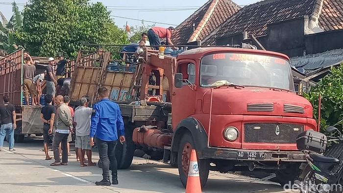 Truk muatan galon air mineral menabrak rumah pascakecelakaan karambol di jalan Pakis-Daleman, Wonosari, Klaten, Sabtu (30/7/2022). Truk muatan galon air mineral menabrak rumah pascakecelakaan karambol di jalan Pakis-Daleman, Wonosari, Klaten, Sabtu (30/7/2022).