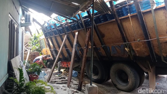 Truk muatan galon air mineral menabrak rumah pascakecelakaan karambol di jalan Pakis-Daleman, Wonosari, Klaten, Sabtu (30/7/2022).