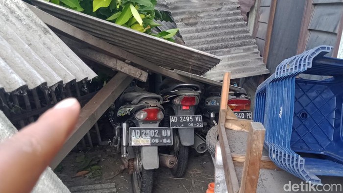 Truk muatan galon air mineral menabrak rumah pascakecelakaan karambol di jalan Pakis-Daleman, Wonosari, Klaten, Sabtu (30/7/2022).