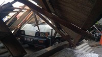 Rumah yang ditabrak tronton mengalami kerusakan di bagian teras. Mobil dan tiga sepeda motor di teras tertimpa atap. Sementara pemilik rumah mengalami luka ringan dan dilarikan ke Puskesmas setempat. Foto: Achmad Hussein Syauqi/detikJateng