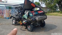 Mobil carry yang dikemudikan Sukardi (35) dibawa ke pos polisi Delanggu. Kondisi mobil bercat hitam nomor polisi AD 1870 SV tersebut ringsek. Foto: Achmad Hussein Syauqi/detikJateng