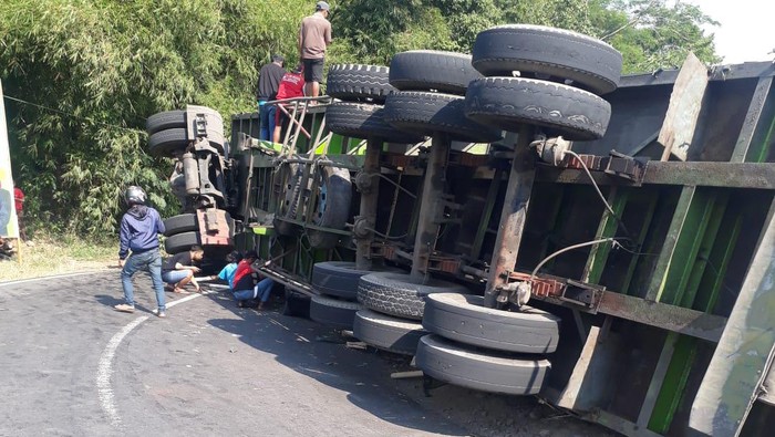 Truk terguling menimpa sebuah mobil hingga 3 penumpang mobil tewas