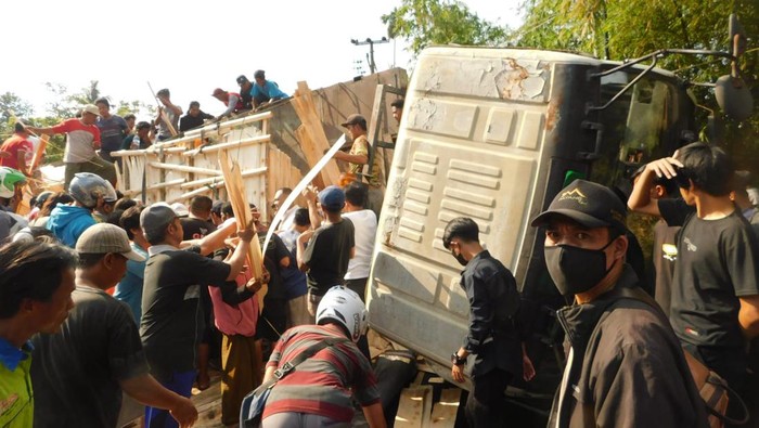 Truk yang memuat triplek terguling menimpa mobil pribadi menewaskan 3 orang di Jember.