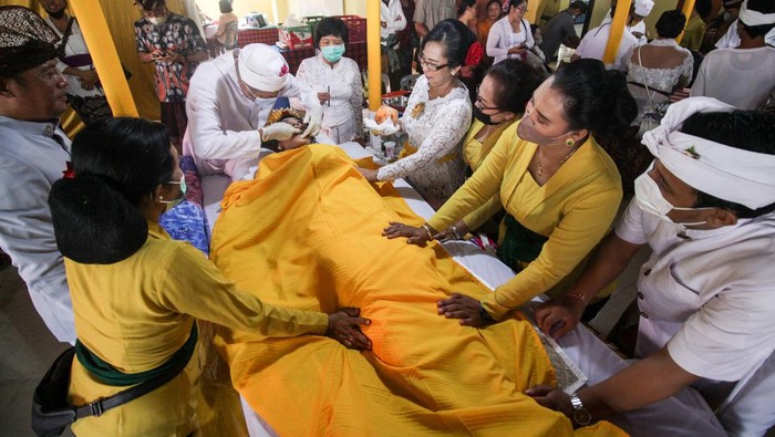 Umat Hindu mengikuti prosesi upacara potong gigi massal di Pura Jala Siddhi Amertha, Juanda, Sidoarjo, Jawa Timur, Sabtu (30/7/2022). Upacara potong gigi yang dalam bahasa Bali disebut Mepandes, Metatah, atau Mesangih itu diikuti 122 umat Hindu yang menginjak usia remaja atau dewasa dengan makna untuk menghilangkan keenam sifat buruk dari diri manusia ANTARA FOTO/Umarul Faruq/rwa.