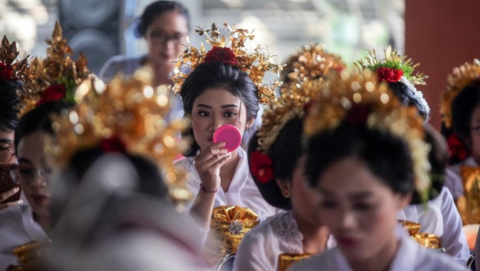 Umat Hindu mengikuti prosesi upacara potong gigi massal di Pura Jala Siddhi Amertha, Juanda, Sidoarjo, Jawa Timur, Sabtu (30/7/2022). Upacara potong gigi yang dalam bahasa Bali disebut Mepandes, Metatah, atau Mesangih itu diikuti 122 umat Hindu yang menginjak usia remaja atau dewasa dengan makna untuk menghilangkan keenam sifat buruk dari diri manusia ANTARA FOTO/Umarul Faruq/rwa.