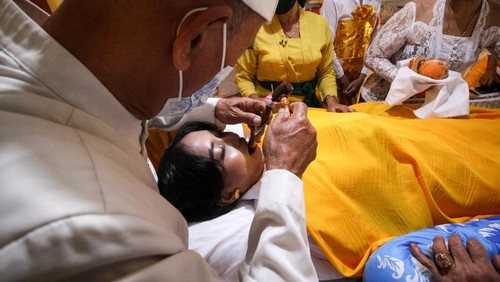 Umat Hindu mengikuti prosesi upacara potong gigi massal di Pura Jala Siddhi Amertha, Juanda, Sidoarjo, Jawa Timur, Sabtu (30/7/2022). Upacara potong gigi yang dalam bahasa Bali disebut Mepandes, Metatah, atau Mesangih itu diikuti 122 umat Hindu yang menginjak usia remaja atau dewasa dengan makna untuk menghilangkan keenam sifat buruk dari diri manusia ANTARA FOTO/Umarul Faruq/rwa.