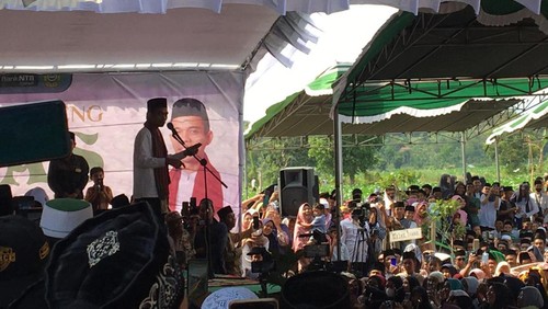 Ustaz Abdul Somad Batubara (UAS) memberikan ceramah di Ponpes NU Inem Lemo, Desa Beleka, Kecamatan Praya Timur, Kabupaten Lombok Tengah, NTB, Sabtu (30/2022).