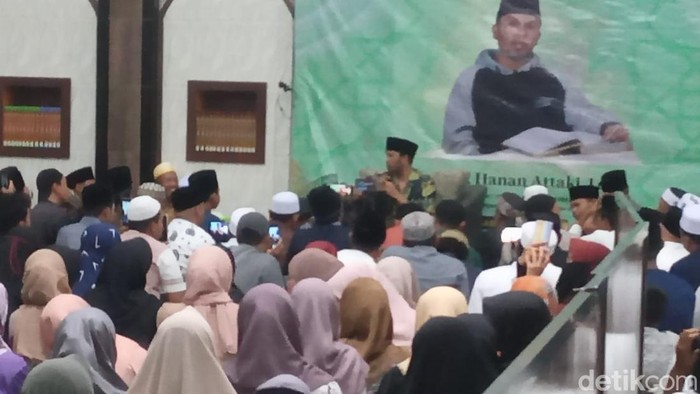 Ustaz Hanan Attaki sampaikan tausiah di hadapan jemaah di Sumenep