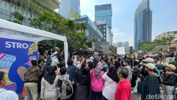 Warga antusian dengan kedatangan Jeje slebew di Citayam Fashion Week