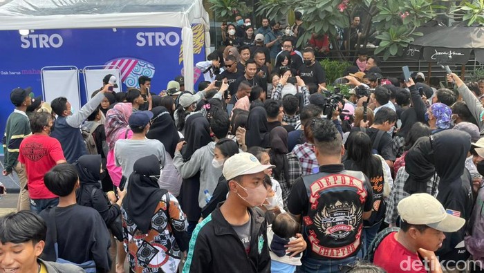Warga antusian dengan kedatangan Jeje slebew di Citayam Fashion Week