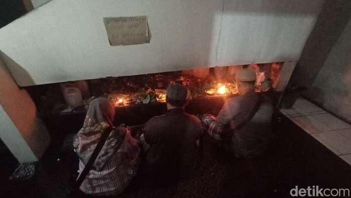 Warga berziarah di petilasan Eyang Sakri yang ada di Desa Rahtawu, Kecamatan Gebog, Kudus, Jumat (29/7/2022).