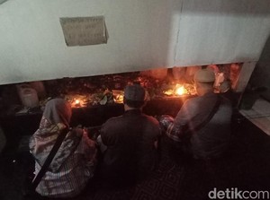Ribuan Peziarah Padati Petilasan Rahtawu Kudus di Malam 1 Suro
