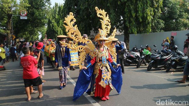 Warga Desa Kaliputu, Kudus, menggelar Kirab Tebokan, Sabtu (30/7/2022).