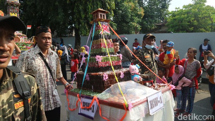 Warga Desa Kaliputu, Kudus, menggelar Kirab Tebokan, Sabtu (30/7/2022).