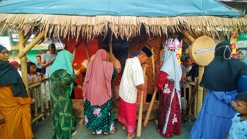 Warga Loloan Timur memainkan musik ngotok dari lesung dan alu saat Festival Budaya Loloan Jaman Lame, Sabtu (30/7/2022).