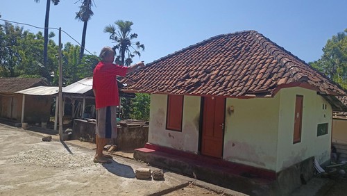 Warga menunjukkan kerusakan yang ditimbulkan akibat gempa bumi berkekuatan M 4.6 yang mengguncang Kabupaten Karangasem, Jumat (29/7/2022) malam.