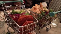 Harusnya makanan pembuka ini dapat dinikmati dengan mudah. Namun karena disajikan dalam bentuk keranjang, tumpukan makanan dan salad jadi bikin ribet! Foto: Twitter/DailyMailUK