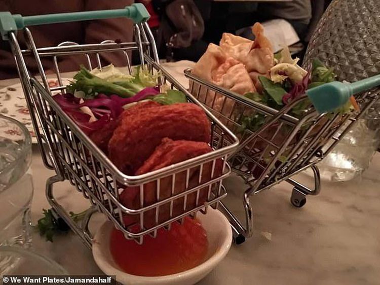 10 Penyajian Makanan Tanpa Piring Ini Malah Terlihat Ribet