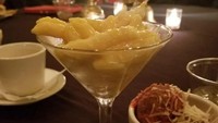 Sebenarnya makan Macaroni and Cheese lebih enak menggunakan mangkuk, tapi restoran yang satu ini pilih gelas martini untuk menyajikan macaroni dengan keju yang terpisah. Foto: Twitter/DailyMailUK