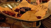 Kehabisan piring untuk menyajikan makanan platter, restoran ini tak kehabisan akal. Tutup tempat sampah pun dijadikan pengganti piring. Foto: Twitter/DailyMailUK