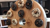  Donat biasanya dikemas dalam kotak, tapi restoran ini pilih roda kayu yang besar untuk menghidangkan donatnya ke para pengunjung. Semoga saja donatnya tidak jatuh, ya! Foto: Twitter/DailyMailUK