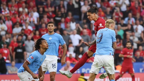LEICESTER, ENGLAND - JULY 30: Darwin Nunez of Liverpool contends for the aerial ball with Erling Haaland of Manchester City during The FA Community Shield between Manchester City and Liverpool FC at The King Power Stadium on July 30, 2022 in Leicester, England. (Photo by Mike Hewitt/Getty Images)