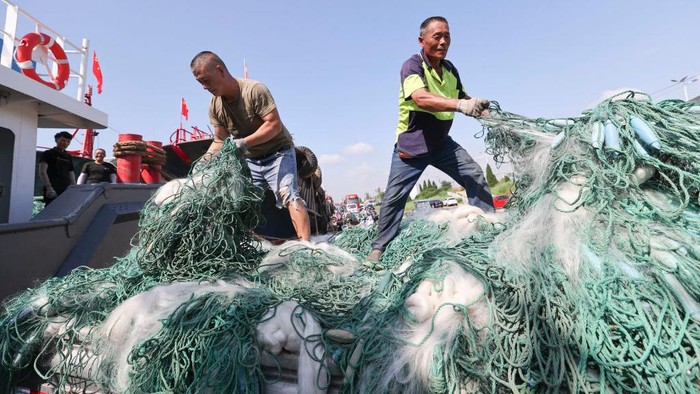 1411945861 LIANYUNGANG, CHINA - JULY 31: A fisherman prepares his fishing boat for fishing season on July 31, 2022 in Lianyungang, Jiangsu Province of China. The three-month fishing moratorium will be lifted on Monday. (Photo by Geng Yuhe/VCG via Getty Images)