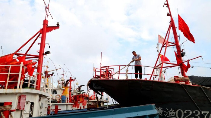 1411945861 LIANYUNGANG, CHINA - JULY 31: A fisherman prepares his fishing boat for fishing season on July 31, 2022 in Lianyungang, Jiangsu Province of China. The three-month fishing moratorium will be lifted on Monday. (Photo by Geng Yuhe/VCG via Getty Images)