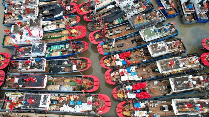 LIANYUNGANG, CHINA - JULY 31: A fisherman prepares his fishing boat for fishing season on July 31, 2022 in Lianyungang, Jiangsu Province of China. The three-month fishing moratorium will be lifted on Monday. (Photo by Geng Yuhe/VCG via Getty Images)