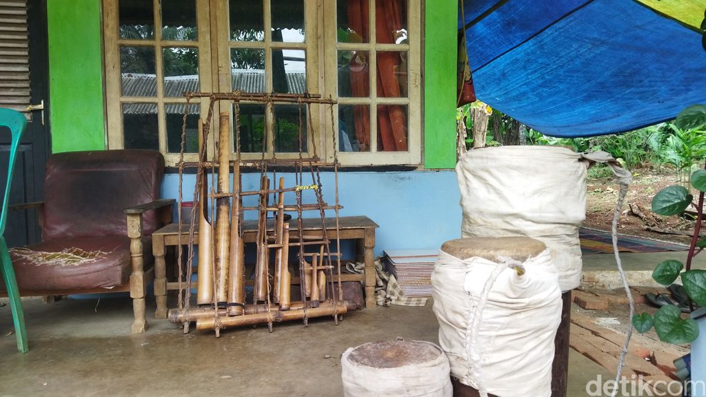 Alat berupa angklung dan bedug dalam kesenian Dodod