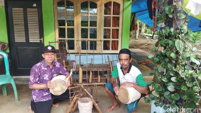 Alat berupa angklung dan bedug dalam kesenian Dodod