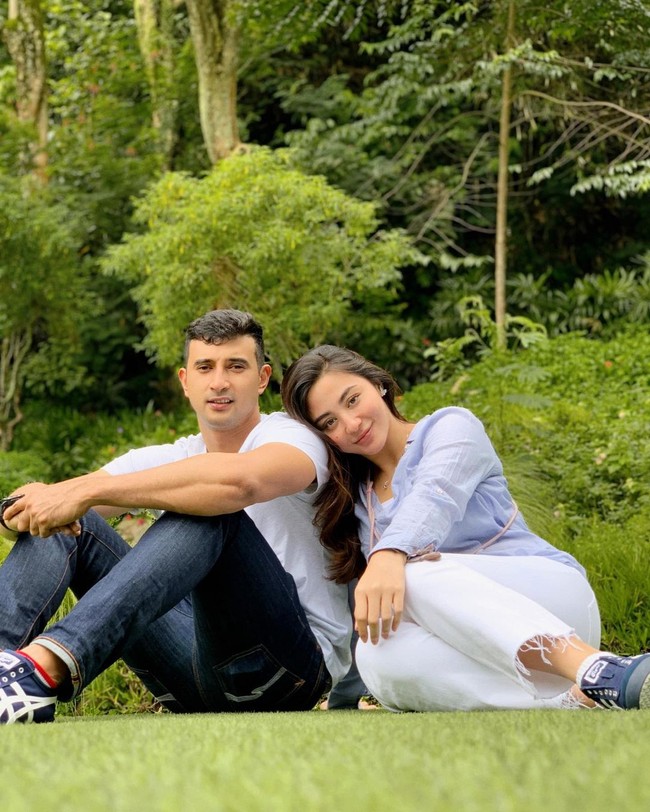 Bak mimpi jadi kenyataan, Margin Wieheerm yang mengidolakan Ali Syakieb sejak lama kini justru diperistri dan bisa hidup bersama idolanya itu. Margin bahkan pernah meminta foto bareng dengan Ali di awal pertemuan mereka. Seiring berjalannya waktu, ternyata keduanya berjodoh dan kini telah dikaruniai seorang putri cantik. Foto: Instagram @marginw