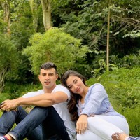 Bak mimpi jadi kenyataan, Margin Wieheerm yang mengidolakan Ali Syakieb sejak lama kini justru diperistri dan bisa hidup bersama idolanya itu. Margin bahkan pernah meminta foto bareng dengan Ali di awal pertemuan mereka. Seiring berjalannya waktu, ternyata keduanya berjodoh dan kini telah dikaruniai seorang putri cantik. Foto: Instagram @marginw