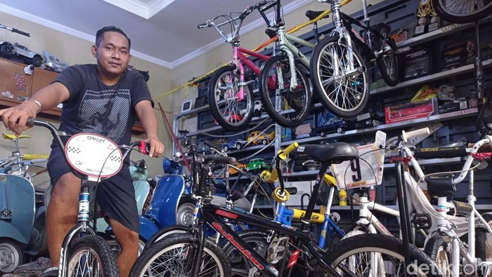 Anton Mulyana dan puluhan sepeda BMX.