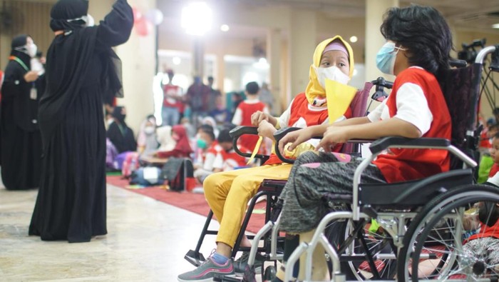Ratusan anak berkebutuhan khusus antusias mengikuti lomba menggambar di Masjid Raya Bintaro, Tangerang, Banten.