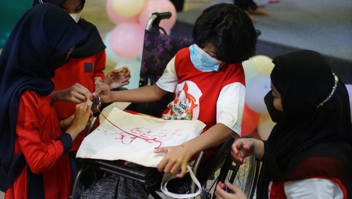 Antusias Ratusan Anak Berkebutuhan Khusus Saat Lomba Mewarnai Ratusan anak berkebutuhan khusus antusias mengikuti lomba menggambar di Masjid Raya Bintaro, Tangerang, Banten.