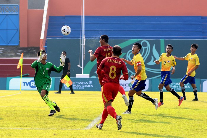 Pemain Timnas Indonesia 11th ASEAN Para Games 2022 CP Football Muhamad Iksan Tabrani (tengahi) berusaha membobol gawang Thailand di Stadion UNS, Solo, Minggu (31/7). Timnas Indonesia menang dengan skor 3-2. INASPOC/ Yoma Times Suryadi/Ali