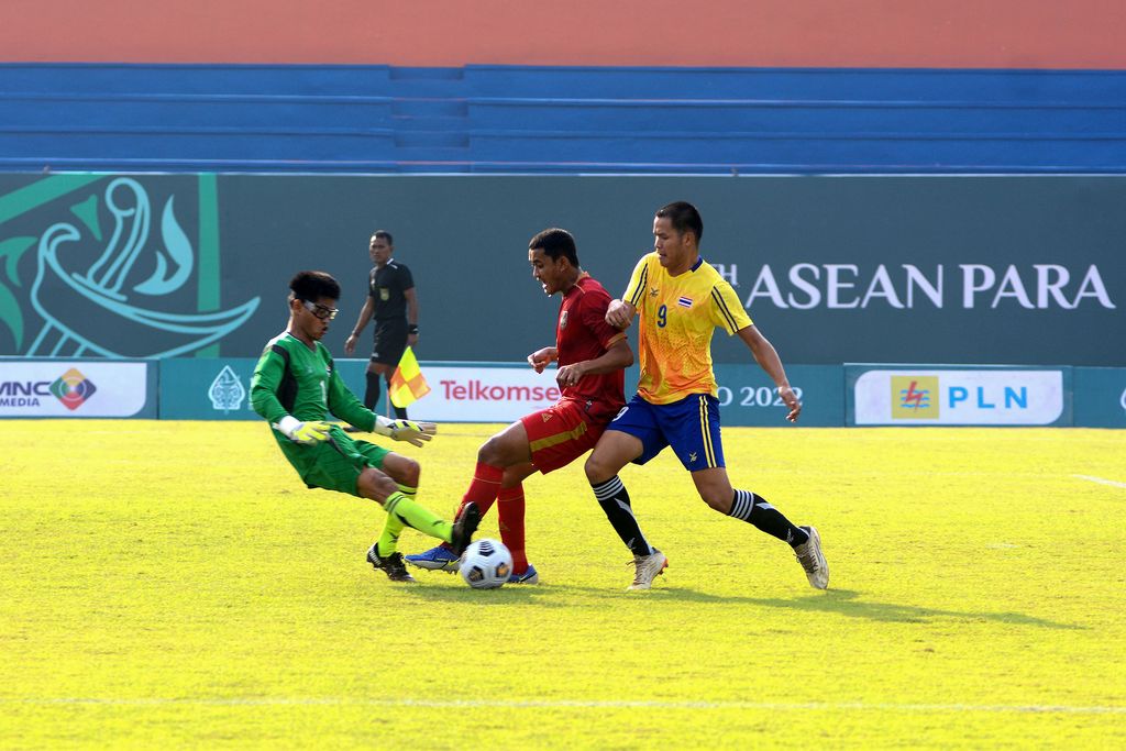 Pemain Timnas Indonesia 11th ASEAN Para Games 2022 CP Football Muhamad Iksan Tabrani (tengahi) berusaha membobol gawang Thailand di Stadion UNS, Solo, Minggu (31/7). Timnas Indonesia menang dengan skor 3-2. INASPOC/ Yoma Times Suryadi/Ali