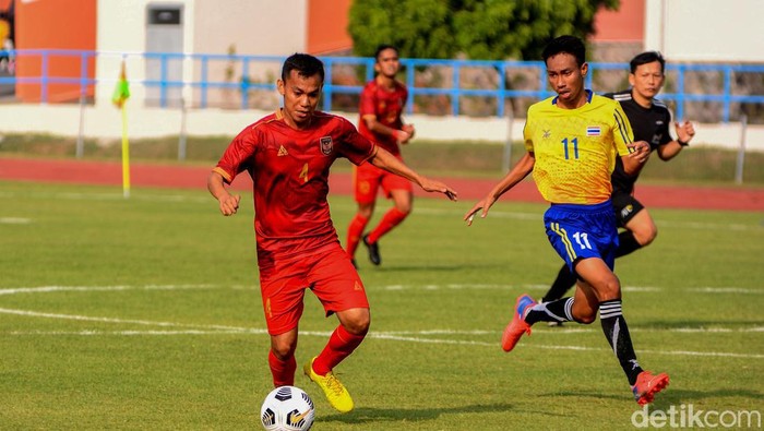 Pemain Timnas Indonesia 11th ASEAN Para Games 2022 CP Football Mahdianur (kiri) menggiring bola saat melawan Thailand di Stadion UNS, Solo, Minggu (31/7). Timnas Indonesia menang dengan skor 3-2. INASPOC/ Yoma Times Suryadi/Ali
