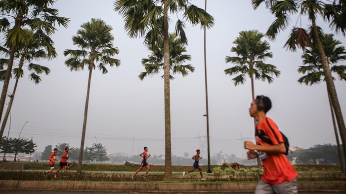 Peserta berlari saat mengikuti Atma Jaya Run di Tangerang, Banten, Minggu (31/7/2022). Atma Jaya Run yang diikuti 850 peserta dari berbagai daerah di Indonesia tersebut selain mengajak masyarakat untuk hidup sehat juga menunjukkan kepedulian terhadap sesama melalui pemberian donasi bagi pendidikan generasi muda Indonesia. ANTARA FOTO/Fauzan/foc.