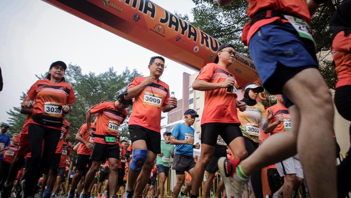 ATMA JAYA RUN 2022 Peserta berlari saat mengikuti Atma Jaya Run di Tangerang, Banten, Minggu (31/7/2022). Atma Jaya Run yang diikuti 850 peserta dari berbagai daerah di Indonesia tersebut selain mengajak masyarakat untuk hidup sehat juga menunjukkan kepedulian terhadap sesama melalui pemberian donasi bagi pendidikan generasi muda Indonesia. ANTARA FOTO/Fauzan/foc.