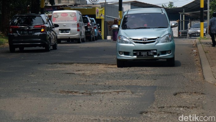 Awas! Ada Jalan Berlubang di Bintaro Tangsel Jalan penghubung Camat Pondok Aren dan Boulevard Bintaro Jaya, Tangsel berlubang di sejumlah titik. Alhasil, kendaraan melambatkan lajunya saat melintas.