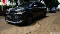 Sesekali, pengendara mobil tidak bisa menghindari lubang di jalanan ini. 