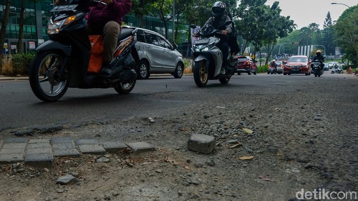 Awas! Ada Jalan Berlubang di Bintaro Tangsel Jalan penghubung Camat Pondok Aren dan Boulevard Bintaro Jaya, Tangsel berlubang di sejumlah titik. Alhasil, kendaraan melambatkan lajunya saat melintas.