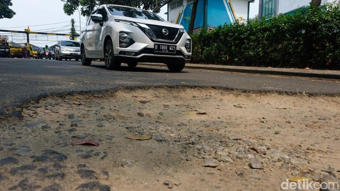 Jalan penghubung Camat Pondok Aren dan Boulevard Bintaro Jaya, Tangsel berlubang di sejumlah titik. Alhasil, kendaraan melambatkan lajunya saat melintas.