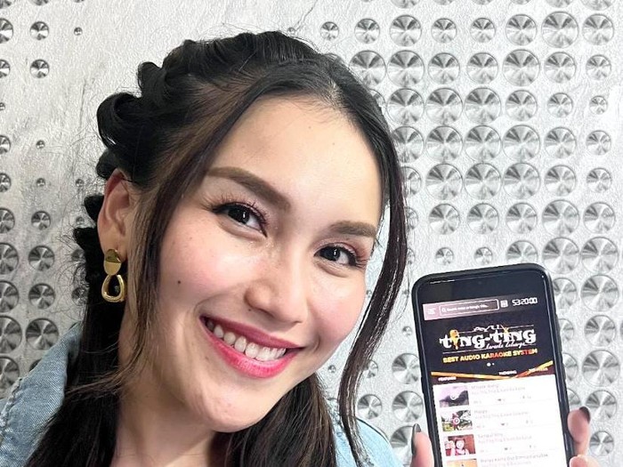 Ayu Ting Ting kenalkan bisnis karaoke.